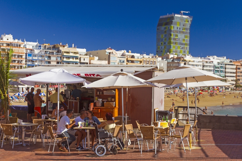 Eat like a local at Las Canteras beach