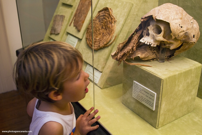 Mummy on display at the Museo Canario